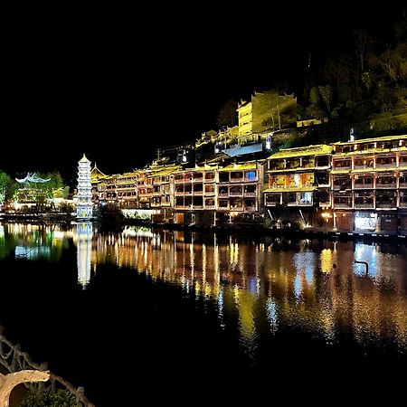 Lqj Riverside Guest House Fenghuang Exterior photo