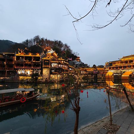 Lqj Riverside Guest House Fenghuang Exterior photo