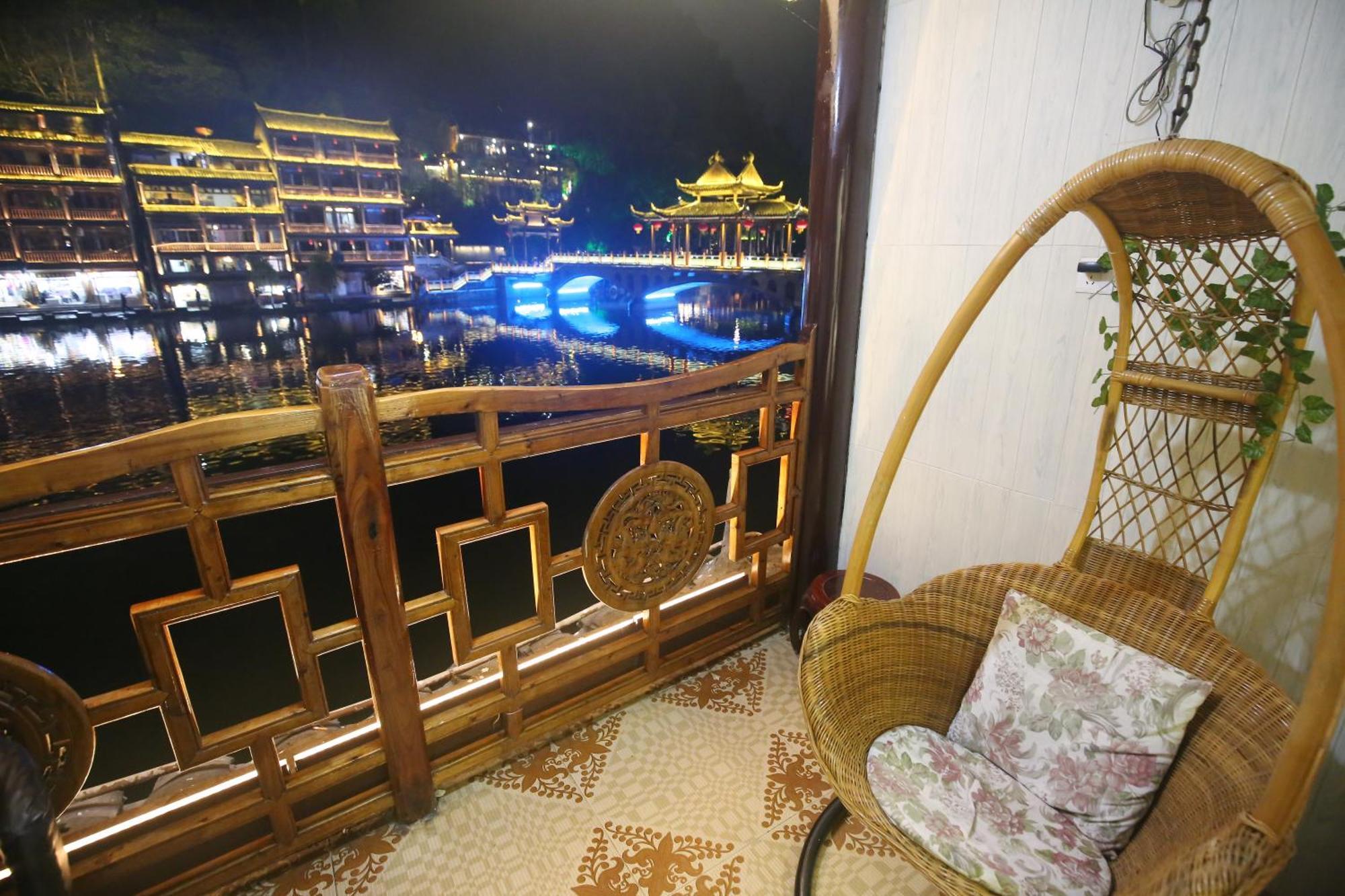 Lqj Riverside Guest House Fenghuang Exterior photo