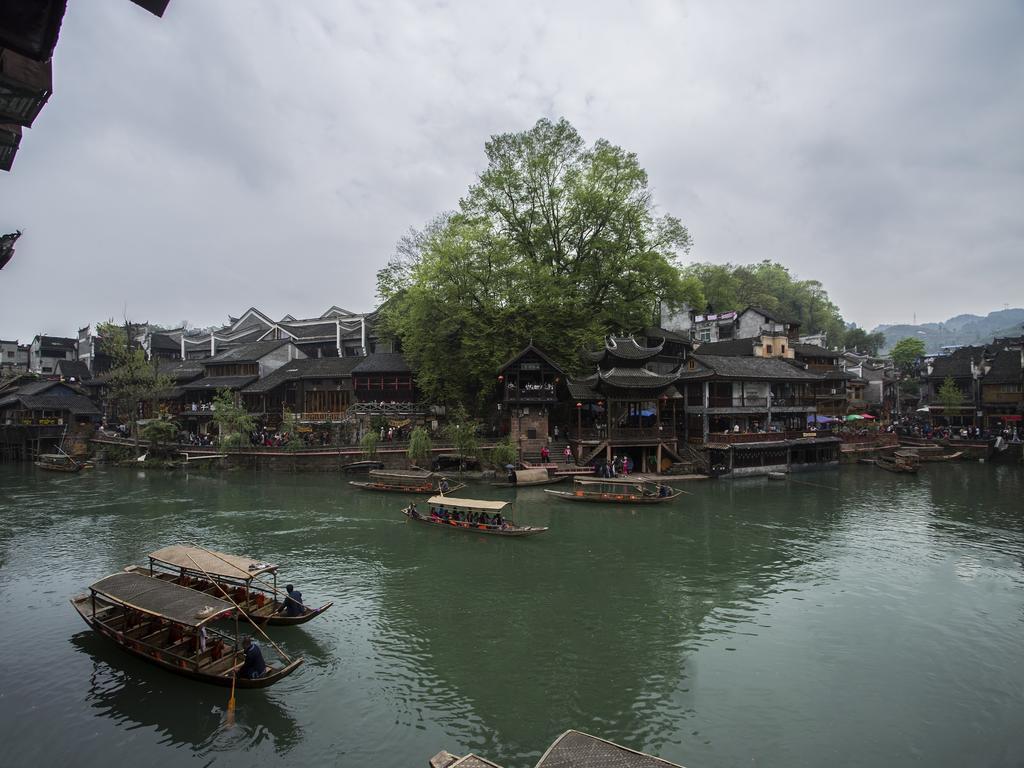 Lqj Riverside Guest House Fenghuang Exterior photo